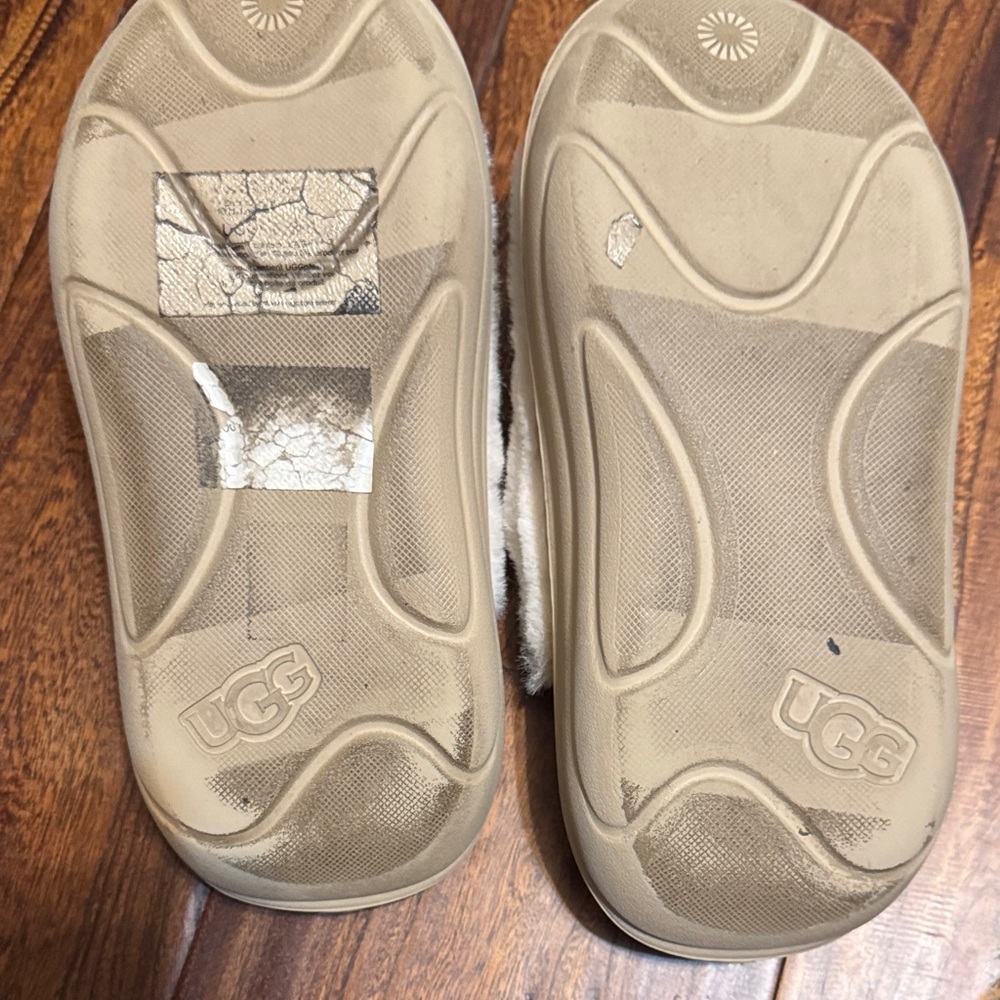 UGG Cream Fluffy Slippers - Picture 2 of 3